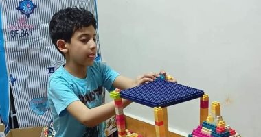 المهندس الصغير.. جورج تغلب على تأخره فى الكلام بتصميم مجسمات من المكعبات