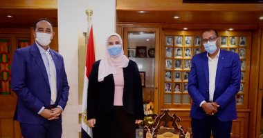 المتعافون من الإدمان يهدون وزيرة التضامن فانوس رمضان