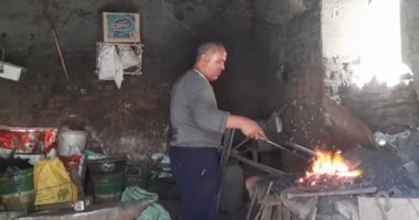 "مهنة الستر".. حكاية أقدم ورشة حدادة يدوية تعمل بالفحم فى أسوان.. ورشة "ركابى" تحولت لمزار سياحى بإدفو.. أبناء العائلة جامعيون وأحدهم بالطب يعملون فى حب.. ويؤكدون: نحاول الحفاظ على المهنة.. صور