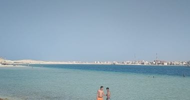 مواطنون يهربون من الحر إلى شواطئ مطروح رغم الإغلاق.. فيديو وصور 