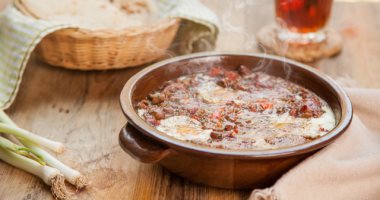 منيو سحور 19 رمضان.. طاجن بيض بالبلوبيف وزبادى بقطع الفواكه المجففة