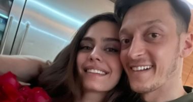 مسعود إوزيل يكشف عن جانبه الرومانسي فى عيد ميلاد زوجته.. صورة