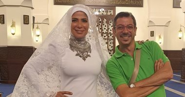 أنا اللى لبستها الحجاب.. منى زكى مع مصمم فستان زفافها بـ"لعبة نيوتن"