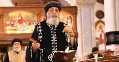 البابا تواضروس يبدأ صلوات الجمعة العظيمة بالكاتدرائية المرقسية.. صور