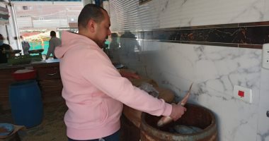 هنا عاصمة الفسيخ فى مصر.. من نبروه يخرج الفسيخ إلى مختلف دول العالم.. بائع فسيخ: يتناوله المشاهير وأسعاره لا تزيد عن 100 جنيه .. اليمانى: القوام المتماسك أهم مميزات الفسيخ الجيد والأهم الأمانة والنظافة.. فيديو