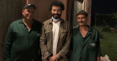 خالد النبوى ينشر صورة مع بعض العاملين البسطاء ويعلق: "شكرًا لكل أسيادنا اللى بيخدمونا"