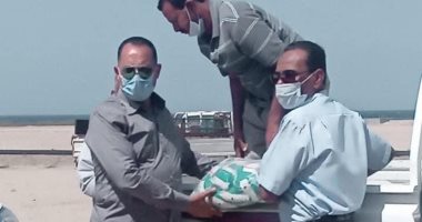 رئيس مدينة الشلاتين يوزع مواد غذائية على أهالى قرية مرسى حميرة ضمن "حياة كريمة"