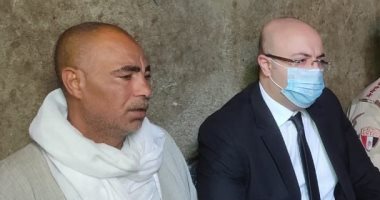 محافظ بنى سويف يؤدى العزاء فى وفاة شهيد الواجب يحيى محمد إمام ابن قرية إهوه