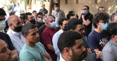 لحقت به بعد أشهر من وفاته.. جنازة أرملة طبيب الغلابة فى الغربية.. فيديو وصور