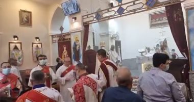 الأنبا توما حبيب مطران الأقباط الكاثوليك بسوهاج يترأس صلوات عيد القيامة المجيد.. فيديو