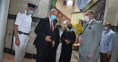 محافظ القليوبية ومدير الأمن يهنئان الأنبا مكسيموس بعيد القيامة المجيد