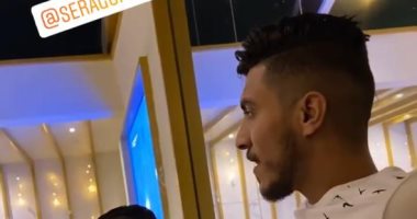 شاب ينشر فيديو بصحبة محمد شريف مهاجم الأهلي داخل أحد الكافيهات