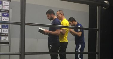 أحمد فتحى ومدرب حراس بيراميدز يؤديان صلاة العشاء قبل مواجهة الزمالك