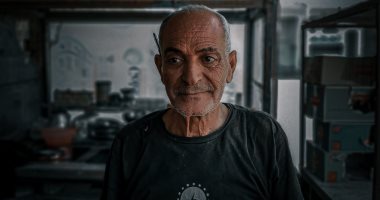 "سيف" طالب الطب يوثق الحياة اليومية المصرية عبر الكاميرا 