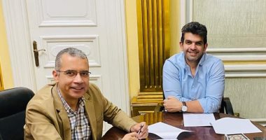 أحمد الطاهرى يوقع عقد نشر كتاب "الطريق إلى الجمهورية الثانية"