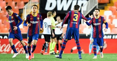 ميسي يقود برشلونة لفوز مثير على فالنسيا في الدوري الإسباني