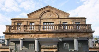 مزيج مبتكر من الهندسة والعمارة والفن.. فنان بريطانى يصمم أعمال فريدة من نوعها.. ألبوم صور