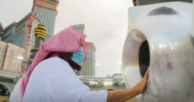 تطييب الكعبة والحجر الأسود بأفخر المسك مع بدية العشر الأواخر من رمضان.. صور