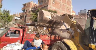 حى مصر القديمة يرفع مخلفات القمامة بعزبة خير الله وغلق مقاهى مخالفة بالمنيل