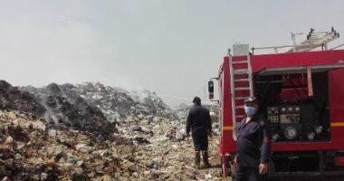 سيارات المطافى تواصل إخماد حريق القمامة بالنقطة الوسيطة في الزقازيق.. صور 