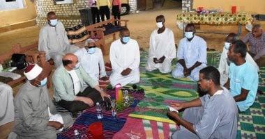 محافظ أسوان يشارك أهالى قرية تنقار النوبية إفطار رمضان ويستمع لمطالبهم.. فيديو وصور