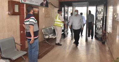 تطعيم المواطنين بلقاح كورونا في المركز الصحى الحضرى بأسيوط.. صور