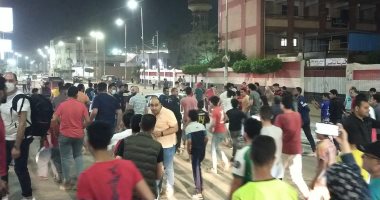 جماهير المحلة تستوقف المدير الفني للغزل وتحتفل معه بالفوز على الأهلي.. فيديو