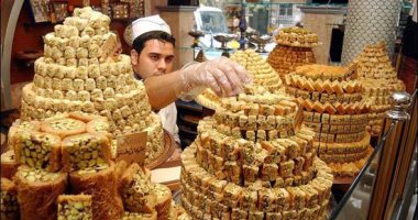 روشتة لتناول الحلويات فى رمضان.. باحثة تحذر من تنويع أصناف الحلويات على مائدة الإفطار بالشهر الكريم.. وتؤكد: الإفراط فى تناولها له آثار سلبية على الصحة.. ولا ينصح بتناولها مباشرة على الإفطار