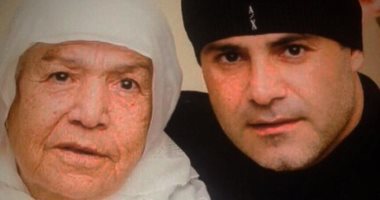 عاصى الحلانى يستعيد ذكرياته بصورة مع والدته: عايشة فى قلبى ولا مثيل لحبها