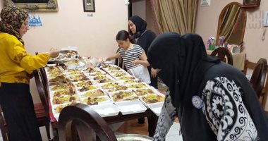 كله لوجه الله.. سيدة تتكفل بتجهيز وجبات طعام للفقراء والمرضى بالمجان فى طنطا.. الحاجة عفاف السروجي: المطبخ قائم منذ 30عاما وبدأنا منذ عام فى إطعام مرضى كورونا بالمنازل.. وتؤكد: هدفي الفوز برضا الله.. فيديو وصور
