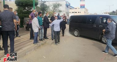 شاهد أسرة الكابتن مدحت فقوسة خلال تشييع جثمانه لمثواه الأخير بمقابر بورسعيد