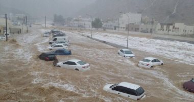 السيول تخلف أضرارا واسعة فى اليمن.. سقوط ضحايا في محافظات صنعاء وإب وشبوة والحديدة.. الفيضانات تغرق الطريق الرئيسى بالعاصمة.. الأمم المتحدة: تضرر 3730 أسرة منذ بداية الأمطار.. والحكومة تبحث تقديم مساعدات عاجلة 