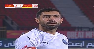 مشادة بين أحمد فتحى وصلاح أمين في مباراة دجلة وبيراميدز.. فيديو