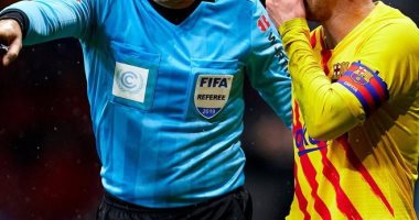 لاهوز يدير مباراة برشلونة ضد أتليتكو مدريد فى قمة الدورى الإسباني