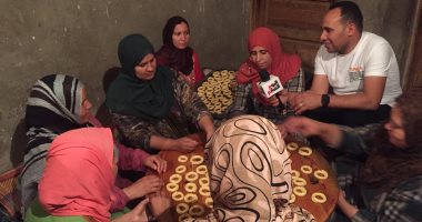 "يا كحك العيد.. يا بسكويت".. فرحة عيد الفطر على طريقة المصريين أمام الفرن البلدى.. سيدات القرى يتألقن فى صناعة البسكويت والغُريّبة وأشكال وأنواع الكحك المختلفة وتسويته في فرن بلدى مُشيّد بالتبن والطين.. فيديو