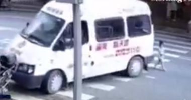 القدر يتدخل.. لحظة نجاة طفلة من حادث سيارة بأعجوبة وسط ذهول الأم.. فيديو وصور