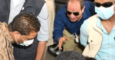 الرئيس السيسى يتحدث مع مواطنين ويستعلم عن أحوالهم بجولته فى شرق القاهرة.. فيديو وصور