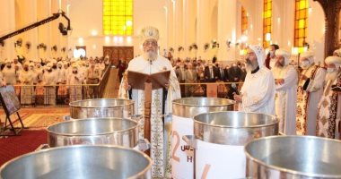 سر الميرون المقدس فى الكنيسة الأرثوذكسية.. خلط الزيوت مع القراءات الكنسية والألحان.. وإعداد الكميات مخلوطة بالحنوط السابقة للوصول للموجودة على جسد المسيح.. والبابا تواضروس يعلن تجهيز 620 كيلو و380 غاليلون