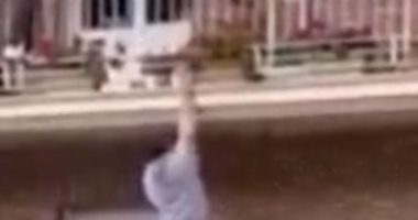 على طريقة سبايدر مان.. شاب ينقذ عجوز قبل سقوطها من شرفة منزلها بثوان.. فيديو
