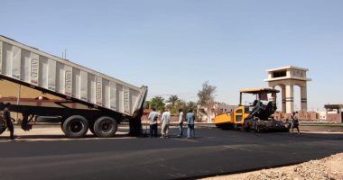 محافظ الوادى الجديد: رصف ورفع كفاءة الطرق في الداخلة وبلاط بـ41 مليون جنيه