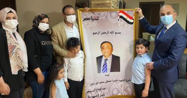 شهادة تقدير وهدايا عينية من الرئيس السيسي لأسرة الطبيب مصطفى زيتون