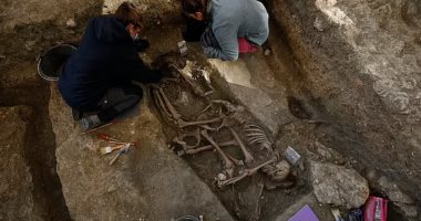 العثور على رفات بشرية فى مقبرة جماعية تعود لزمن الحرب الأهلية الإسبانية.. صور