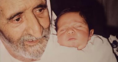 يحمل فى قلبه الذهب لأحفاده.. ولى عهد دبى رضيعا مع جده فى صورة منذ 38 عاما