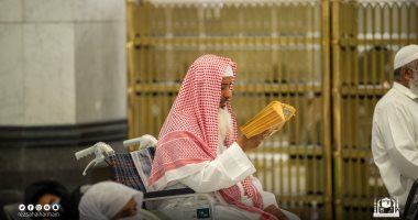 حكايتهم فى صورة.. رئاسة الحرمين توثق لحظات تقرب المصلين لله بقراءة القرآن
