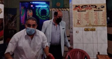 غلق 4 كافيهات و25 محلا خلال حملة مكبرة بمصر القديمة.. صور