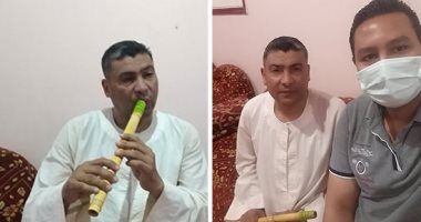 صندوق والده سر تعلمه.. صفوت حمدى يعزف الكولة منذ 30 عاما فى الاحتفالات وسهرات رمضان بقنا.. تعلم العزف بالممارسة ووصل لمرحلة الإتقان.. يعلم الصغار العزف ويحلم بتدوين قصائد والده فى كتاب يخلد ذكراه.. فيديو وصور