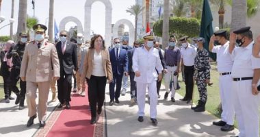 محافظ دمياط تضع إكليل الزهور على النصب التذكارى للشهداء احتفالاً بالعيد القومى