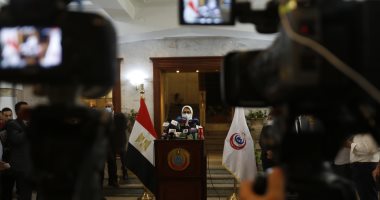أسرة تعيش مع الزواحف فى أسيوط.. التمساح يلعب مع الأطفال و"الأصلات العملاقة" تتجول بالمنزل.. محمد نادى: عشقى للزواحف تخطى كل الحدود.. ويؤكد: أطعم الثعابين فئران وكتاكيت والتمساح يأكل السمك البلطى "فيديو وصور"