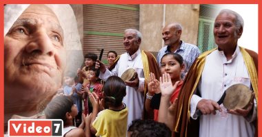المسحراتى الأنتيكا عمرك ما هتشوف زيه.. عمره 78 سنة وبيتعالج من السرطان..  صوته وضحكته لسه شباب.. هرب من شغله وعلاجه في رمضان.. بيسحر الناس  عشان يرضى ربنا ثم أبوه .. وبيتمنى الناس كلها تحب بعض.. فيديو