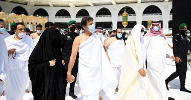 رئيس وزراء باكستان وزوجته يؤديان مناسك العمرة على هامش زيارته للسعودية.. صور